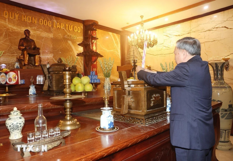 Tổng Bí thư, Chủ tịch nước Tô Lâm dâng hương tưởng niệm Chủ tịch Hồ Chí Minh. (Ảnh: Trí Dũng/TTXVN)