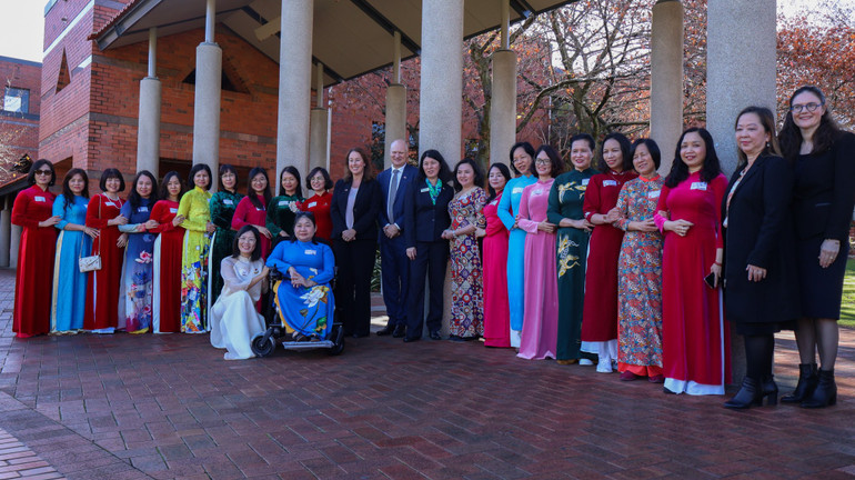 Hành trình Hỗ trợ phụ nữ trong vai trò lãnh đạo” kéo dài 10 tháng, được Chính phủ Australia tài trợ và do Trung tâm Việt-Úc phối hợp thực hiện với Đại học Curtin và Trung tâm Nghiên cứu Giới và Lãnh đạo nữ (GeLEAD) thuộc Học viện Chính trị quốc gia Hồ Chí Minh.