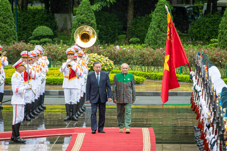 Chủ tịch nước Tô Lâm và Tổng thống Timor Leste José Ramos-Horta duyệt đội danh dự Quân đội nhân dân Việt Nam.