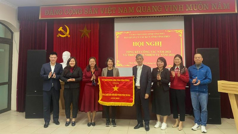 Trao cờ thi đua của Ủy ban nhân dân tỉnh cho tập thể xuất sắc của Ban Quản lý các khu công nghiệp.