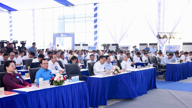 Các đồng chí lãnh đạo và đại biểu tham dự Lễ khánh thành.