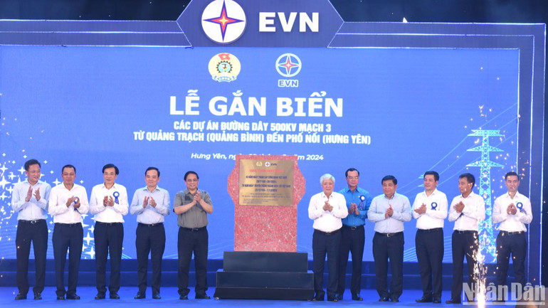 Thủ tướng Phạm Minh Chính và các đồng chí lãnh đạo thực hiện nghi thức gắn biển công trình các Dự án Đường dây 500kV mạch 3.