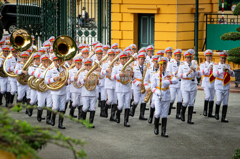 Đoàn quân nhạc Quân đội nhân dân Việt Nam tại lễ đón.
