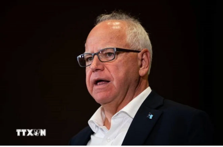 Ông Tim Walz, Thống đốc bang Minnesota, phát biểu trong cuộc họp báo ở thành phố Bloomington ngày 1/8/2024. (Ảnh: Getty Images/TTXVN)