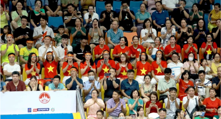 Các cổ động viên tại Nhà thi đấu tỉnh Vĩnh Phúc cổ vũ hết mình cho Đội tuyển Bóng chuyền Nữ Việt Nam. (Ảnh: TTXVN)