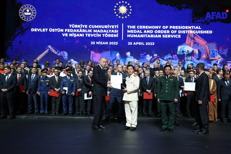 Tổng thống Thổ Nhĩ Kỳ Recep Tayyip Erdogan trao Huân chương ghi công tặng đại diện Đoàn cứu hộ, cứu nạn Bộ Công an Việt Nam.