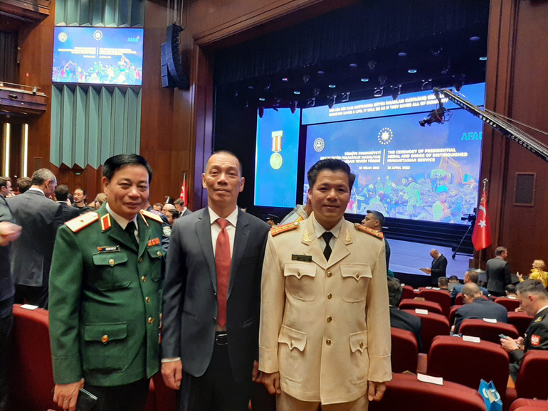 Thiếu tướng Phạm Văn Tỵ, Đại tá Nguyễn Minh Khương, Đại sứ Đỗ Sơn Hải tại buổi lễ.