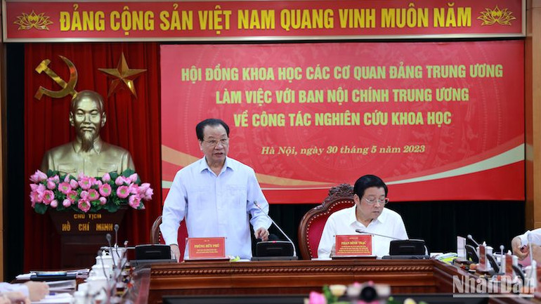GS,TS Phùng Hữu Phú, Chủ tịch Hội đồng Khoa học các cơ quan đảng Trung ương phát biểu ý kiến. GS,TS Phùng Hữu Phú, Chủ tịch Hội đồng Khoa học các cơ quan đảng Trung ương phát biểu ý kiến.