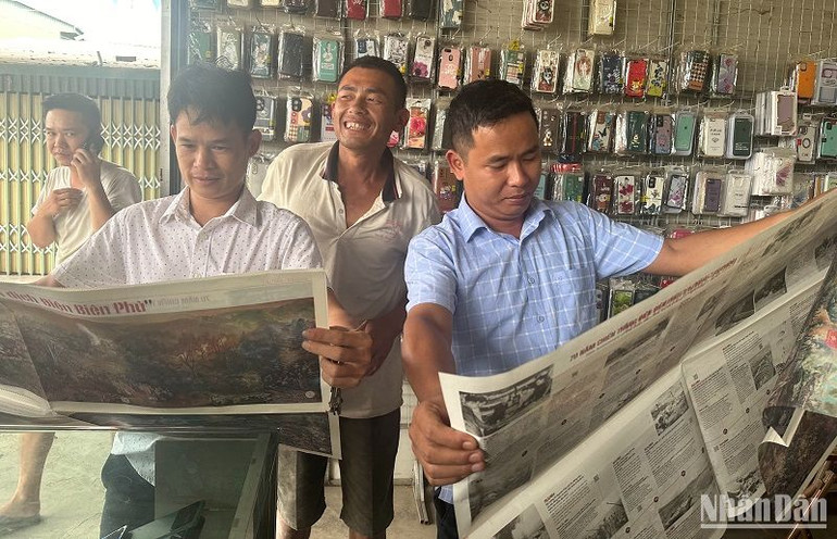 Nhiều người dân tại Điện Biên khi được nhận ấn phẩm đặc biệt của Báo Nhân Dân có in bức tranh panorama có cảm giác thật mãn nguyện.