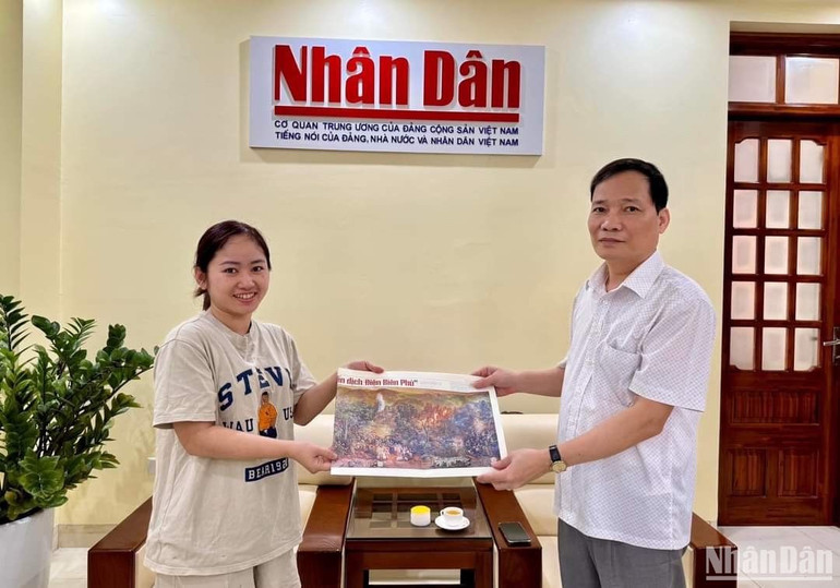 Bạn đọc nhận phụ san tranh panorama Chiến dịch Điện Biên Phủ tại Văn phòng đại diện Báo Nhân Dân ở Tuyên Quang.