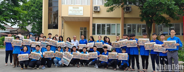 Đông đảo học sinh, sinh viên trên địa bàn Lạng Sơn đón nhận ấn phẩm đặc biệt bản tranh panorama “Chiến dịch Điện Biên Phủ”.