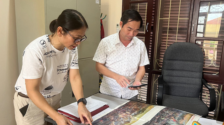 Đồng nghiệp báo Bắc Ninh hào hứng quét mã QR khám phá ấn phẩm đặc biệt.