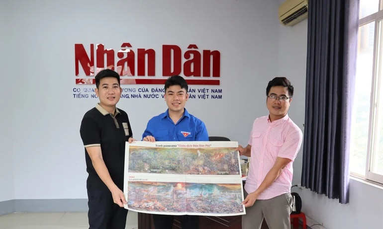 Trao tặng phụ san tranh panorama "Chiến dịch Điện Biên Phủ" tới Tỉnh đoàn Nghệ An.
