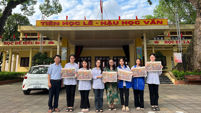 Các học sinh lớp 12 thi tốt nghiệp môn Sử cầm ấn phẩm ‘‘xin vía” điểm 10 môn sử trong kỳ thi tốt nghiệp sắp tới.