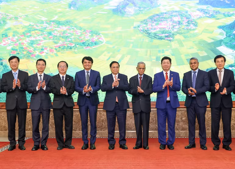 Thủ tướng Phạm Minh Chính và ông Narayana Murthy - đồng sáng lập hãng phần mềm Infosys cùng các thành viên hai đoàn. (Ảnh: TRẦN HẢI)