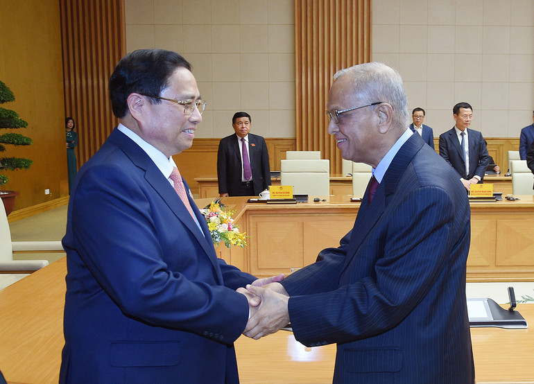 Thủ tướng Phạm Minh Chính đón ông Narayana Murthy - đồng sáng lập hãng phần mềm Infosys (Ấn Độ). (Ảnh: TRẦN HẢI)
