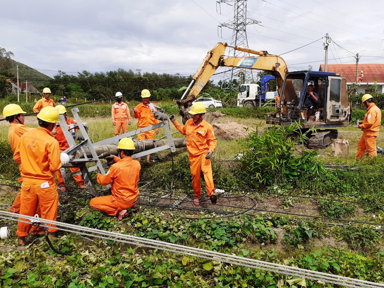 Điện lực Quảng Nam tập trung nguồn lực khắc phục sự cố do bão. (Ảnh: Tấn Nguyên)