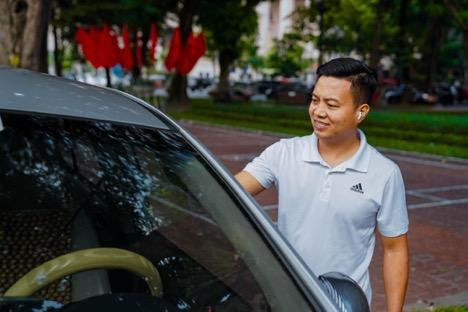 Anh Nguyễn Tiến Thành với nụ cười thường trực trên môi khi nhắc về nỗ lực giúp các anh em khác có công việc ổn định hơn. Anh Nguyễn Tiến Thành với nụ cười thường trực trên môi khi nhắc về nỗ lực giúp các anh em khác có công việc ổn định hơn.