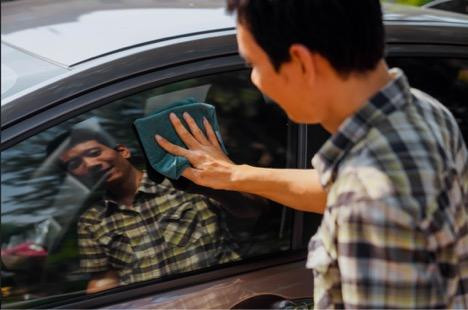 Anh Nguyễn Đức Hiếu đang chăm sóc cho chiếc xe - niềm đam mê của mình. Anh Nguyễn Đức Hiếu đang chăm sóc cho chiếc xe - niềm đam mê của mình.