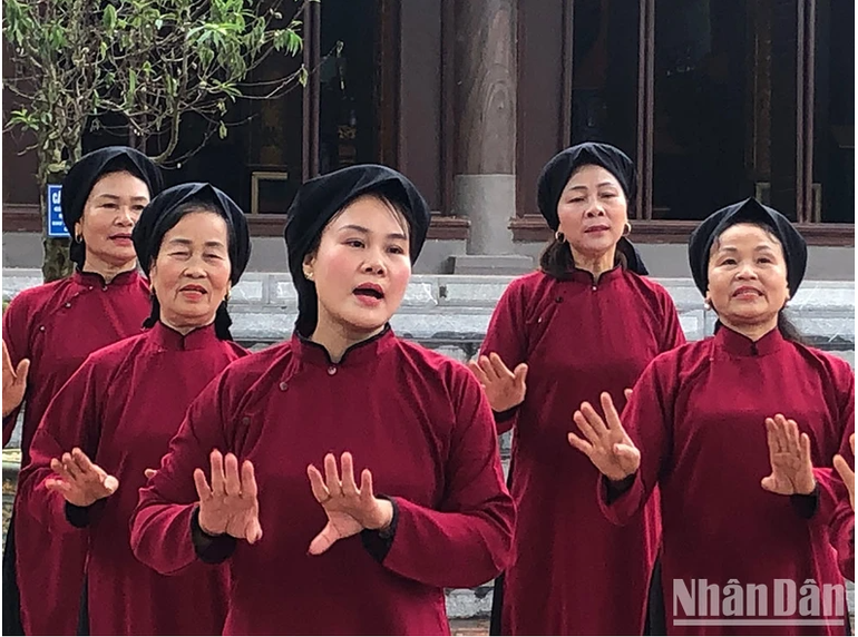 Nghệ nhân ưu tú Bùi Thị Kiều Nga (hàng đầu bên phải), trùm phường xoan Thét. Ảnh: Tuyết Loan