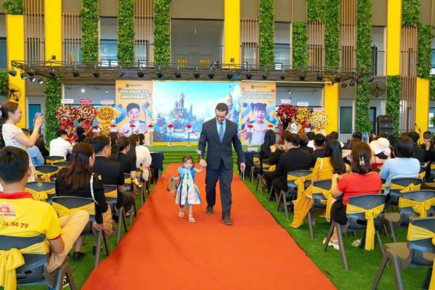 “INschool Fashion Show” – Tiết mục trình diễn thời trang đầy màu sắc đến từ các mẫu nhí của trường Mầm non INschool mở màn buổi lễ khánh thành.