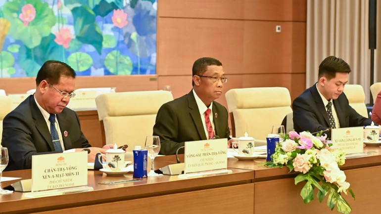 Phó Chủ tịch Quốc hội Lào Suvon Luongbunmi phát biểu tại buổi tiếp. (Ảnh: DUY LINH)