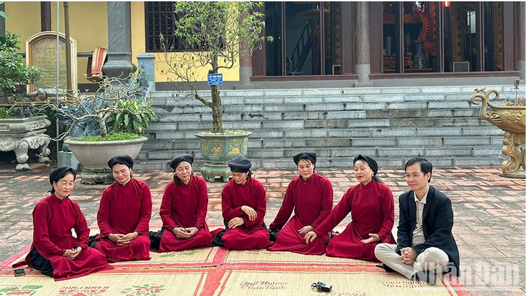 Nhà nghiên cứu Nguyễn Quang Long trò chuyện cùng các nghệ nhân xoan. Ảnh: Tuyết Loan