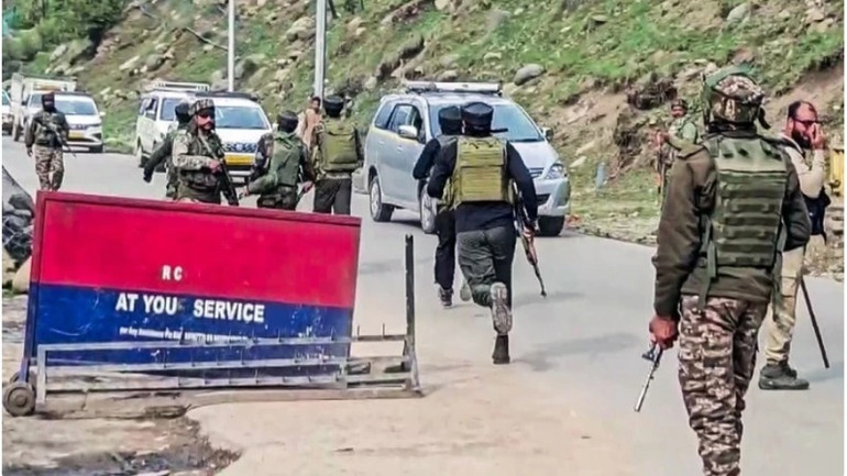 Lực lượng an ninh Ấn Độ được triển khai tại hiện trường vụ khách du lịch bị tấn công ở Pahalgam, Jammu và Kashmir, ngày 22/4/2025. (Ảnh: ANI/TTXVN) Lực lượng an ninh Ấn Độ được triển khai tại hiện trường vụ khách du lịch bị tấn công ở Pahalgam, Jammu và Kashmir, ngày 22/4/2025. (Ảnh: ANI/TTXVN)