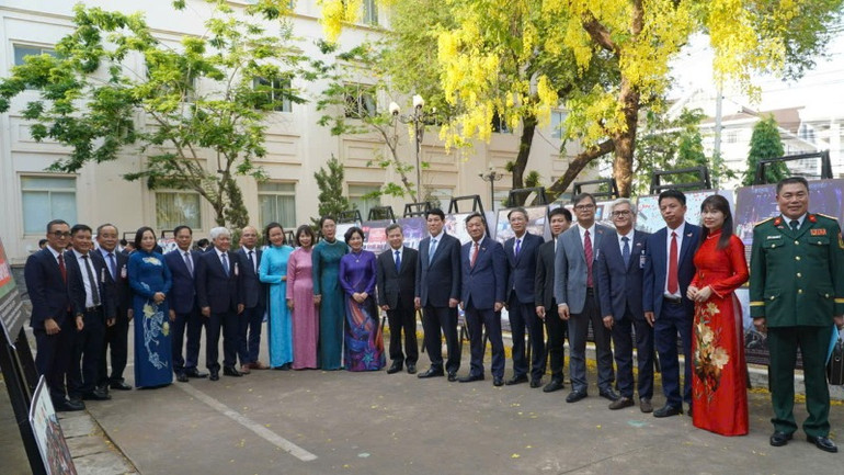 Chủ tịch nước Lương Cường chụp ảnh lưu niệm cùng cán bộ, nhân viên Đại sứ quán Việt Nam tại Lào. Chủ tịch nước Lương Cường chụp ảnh lưu niệm cùng cán bộ, nhân viên Đại sứ quán Việt Nam tại Lào.