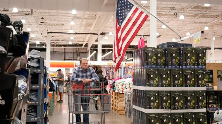 Khách hàng mua sắm tại một siêu thị ở Foster City, California, Mỹ, ngày 15/5/2024. (Ảnh minh họa: Xinhua)