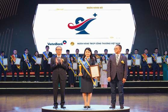 Đại diện VietinBank nhận Giải thưởng Sao Khuê 2025 cho ứng dụng VietinBank Genie.