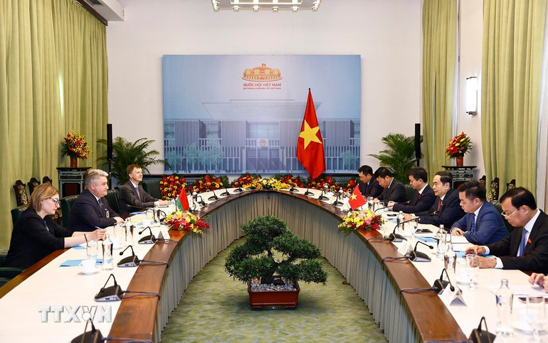 Chủ tịch Quốc hội Trần Thanh Mẫn tiếp Phó Chủ tịch Hạ viện Cộng hòa Belarus Ipatau Vadzim. (Ảnh: Doãn Tấn/TTXVN)