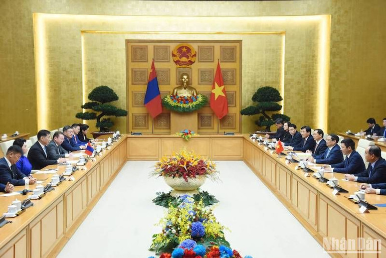 Thủ tướng Phạm Minh Chính hội kiến Tổng thống Mông Cổ Ukhnaagiin Khurelsukh. (Ảnh: TRẦN HẢI)