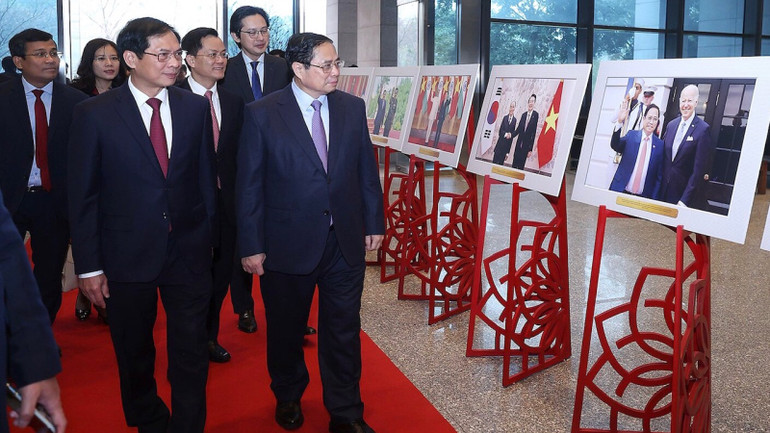 Trước đó, Thủ tướng Phạm Minh Chính tham quan trưng bày ảnh về các hoạt động đối ngoại của ngành ngoại giao.