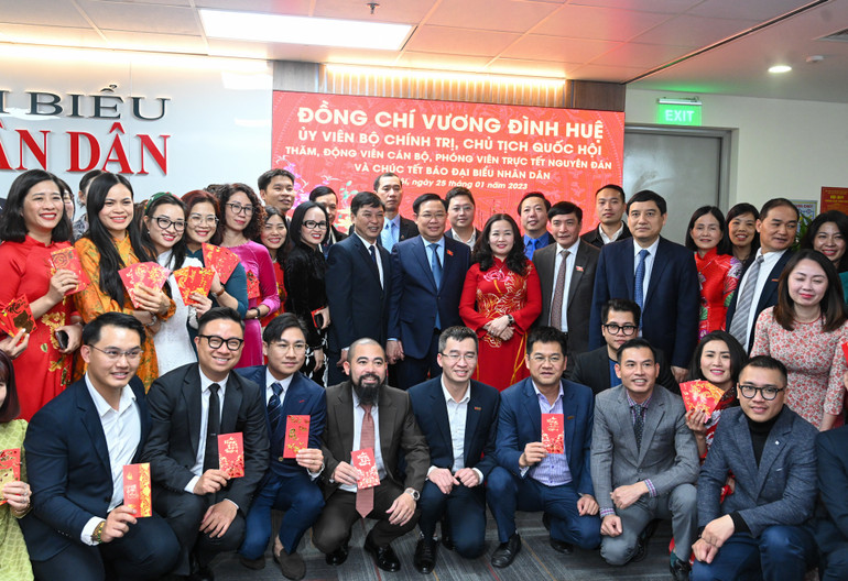 Chủ tịch Quốc hội Vương Đình Huệ với cán bộ, phóng viên báo Đại biểu Nhân dân.