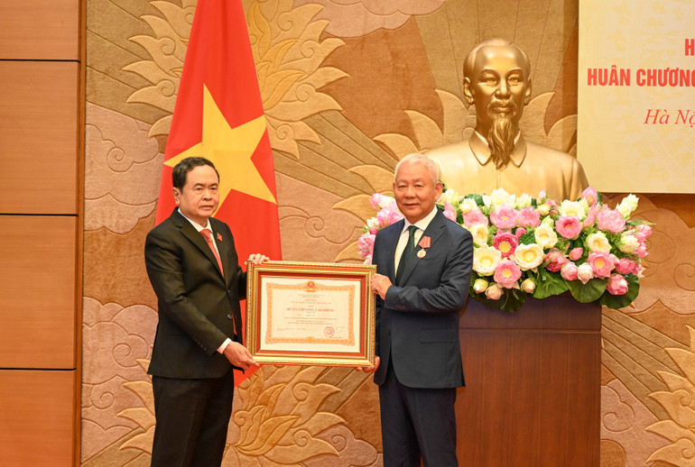 Phó Chủ tịch Thường trực Quốc hội Trần Thanh Mẫn trao Huân chương Lao động hạng Ba cho đồng chí Trần Văn.
