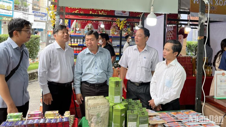 Khách đến hội chợ nghe giới thiệu về sản phẩm trưng bày tại gian hàng.