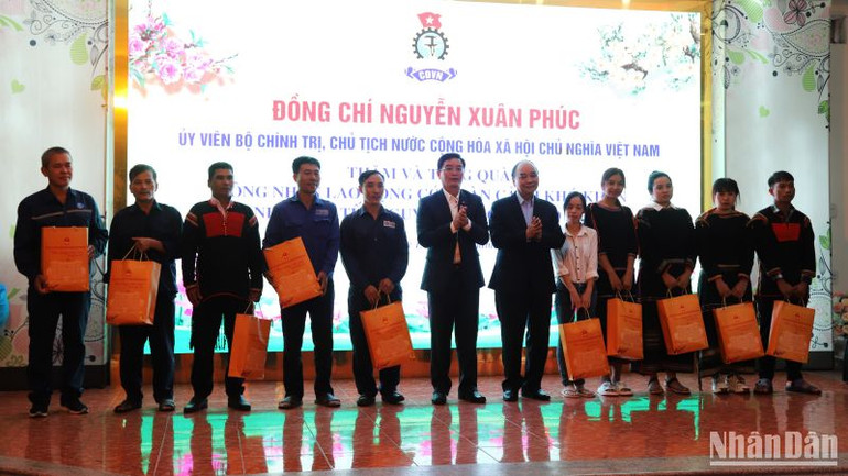 Chủ tịch nước tặng quà công nhân có hoàn cảnh khó khăn tỉnh Đắk Lắk.