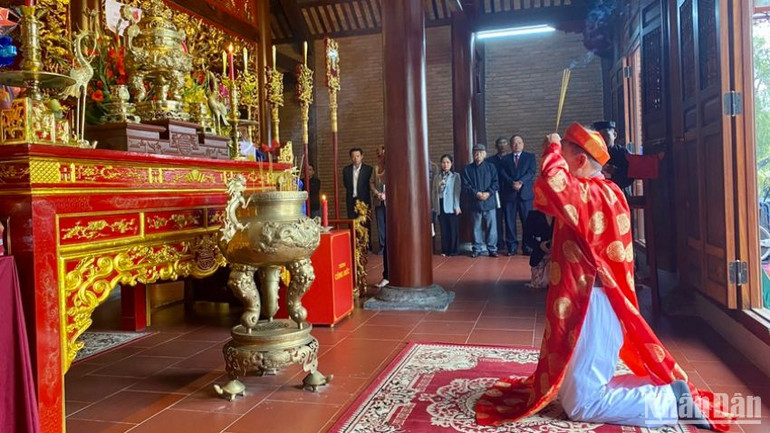 Phụng tế của Ban Nghi lễ đình An Khê thực hiện nghi thức cúng tế truyền thống.