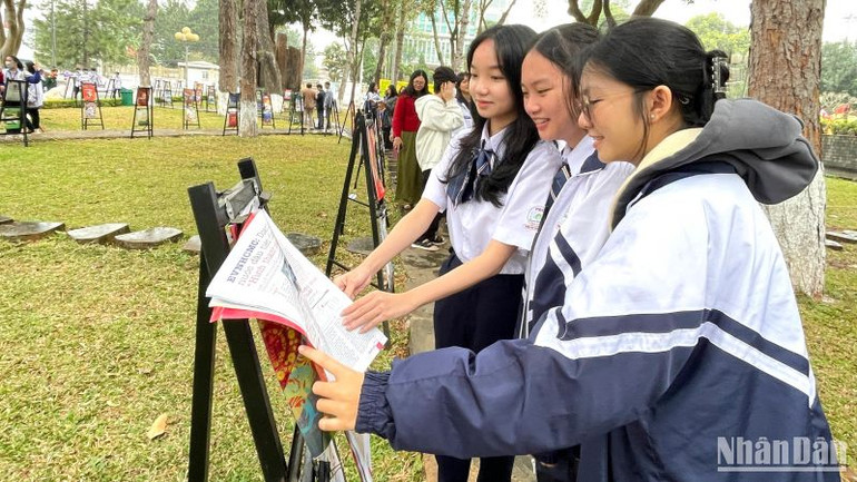 Các ấn phẩm xuân được trưng bày đẹp mắt tại khuôn viên Quảng trường Đại Đoàn Kết (thành phố Pleiku), tạo thuận lợi cho độc giả khi tiếp cận.