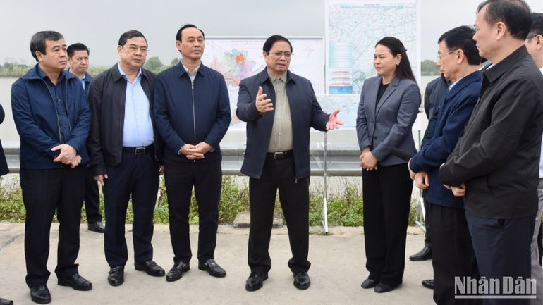 Thủ tướng Phạm Minh Chính khảo sát tuyến đường nối vùng kinh tế biển với cao tốc Cầu Giẽ-Ninh Bình.