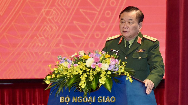 Thượng tướng Hoàng Xuân Chiến, Thứ trưởng Quốc phòng trình bày tham luận.