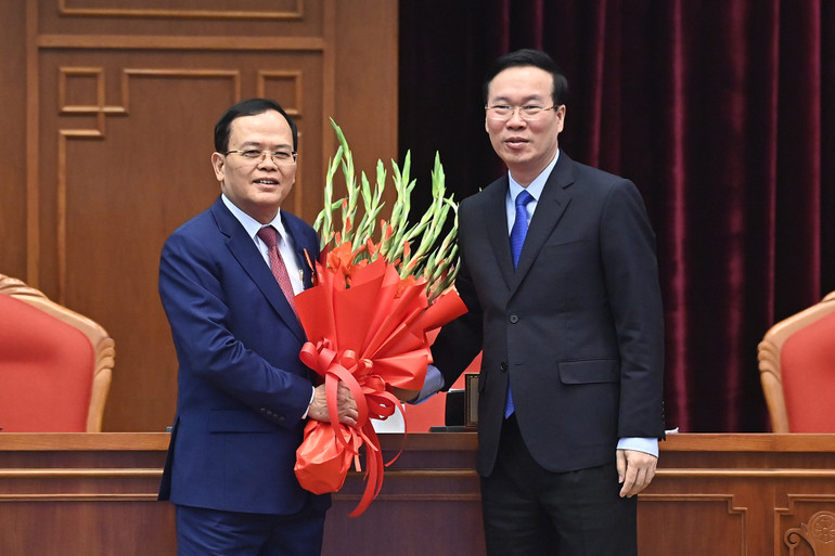 Đồng chí Võ Văn Thưởng, Ủy viên Bộ Chính trị, Thường trực Ban Bí thư tặng hoa chúc mừng đồng chí Ngô Văn Dụ.