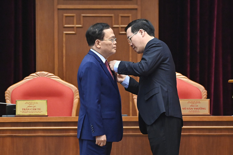 Thường trực Ban Bí thư Võ Văn Thưởng trao Huân chương Hồ Chí Minh tặng đồng chí Ngô Văn Dụ, nguyên Ủy viên Bộ Chính trị, nguyên Bí thư Trung ương Đảng, nguyên Chủ nhiệm Ủy ban Kiểm tra Trung ương.