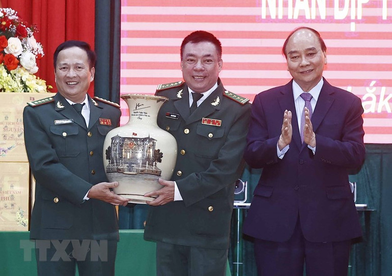 Chủ tịch nước Nguyễn Xuân Phúc tặng quà Tết cán bộ, chiến sĩ Bộ đội Biên phòng tỉnh Đắk Lắk. (Ảnh: TTXVN)