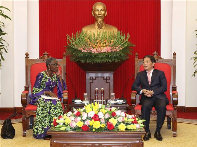 Trưởng Ban Kinh tế Trung ương Trần Tuấn Anh tiếp Phó Tổng Giám đốc Quỹ Tiền tệ quốc tế (IMF) Antoinette Monsio Sayeh. (Ảnh: TTXVN)