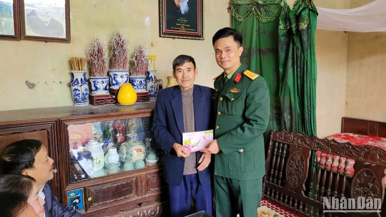 Thượng tá Phạm Hồng Doanh, Chính ủy Sư đoàn 325 (Quân đoàn 2) tặng quà ông Lê Quang Vinh, là thương binh, ở tổ dân phố Minh Lập, thị trấn Chũ, huyện Lục Ngạn, tỉnh Bắc Giang.