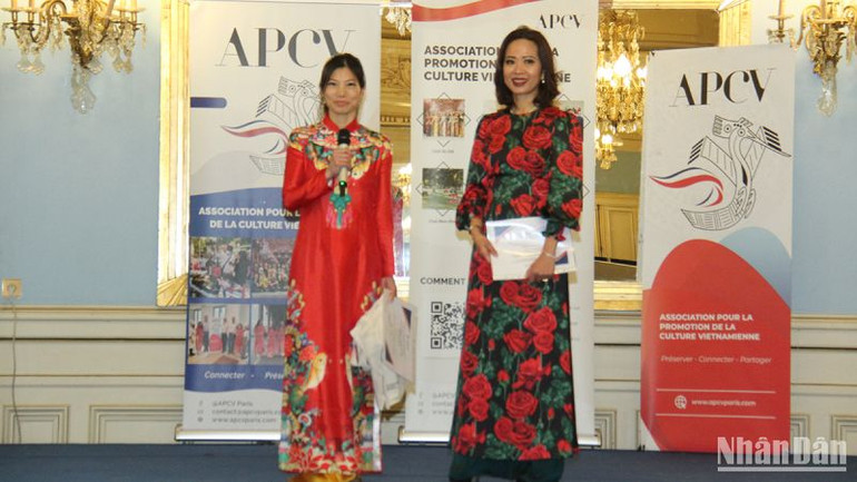 Chủ tịch APCV Nguyễn Đức Diane Thu Dung (phải) giới thiệu về hoạt động của hội. Chủ tịch APCV Nguyễn Đức Diane Thu Dung (phải) giới thiệu về hoạt động của hội.