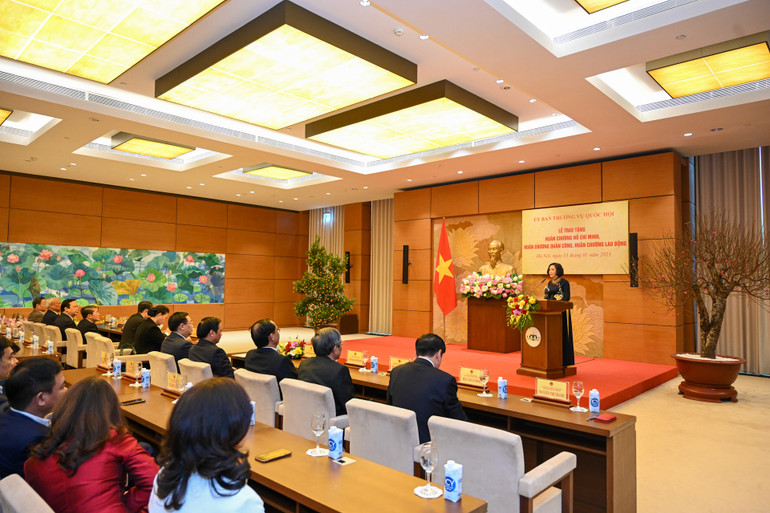 Quang cảnh lễ trao tặng Huân chương Hồ Chí Minh, Huân chương Quân công, Huân chương Lao động tại Nhà Quốc hội.