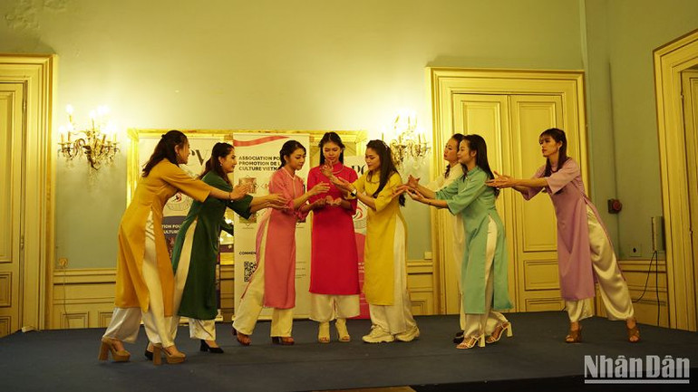 Trình diễn áo dài truyền thống tại ngày hội Tết của APCV. Trình diễn áo dài truyền thống tại ngày hội Tết của APCV.